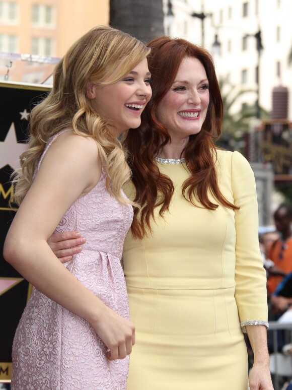 Julianne Moore et Chloë Grace Moretz lorsque l'actrice reçoit son étoile sur le "Walk Of Fame" à Hollywood, le 3 octobre 2013