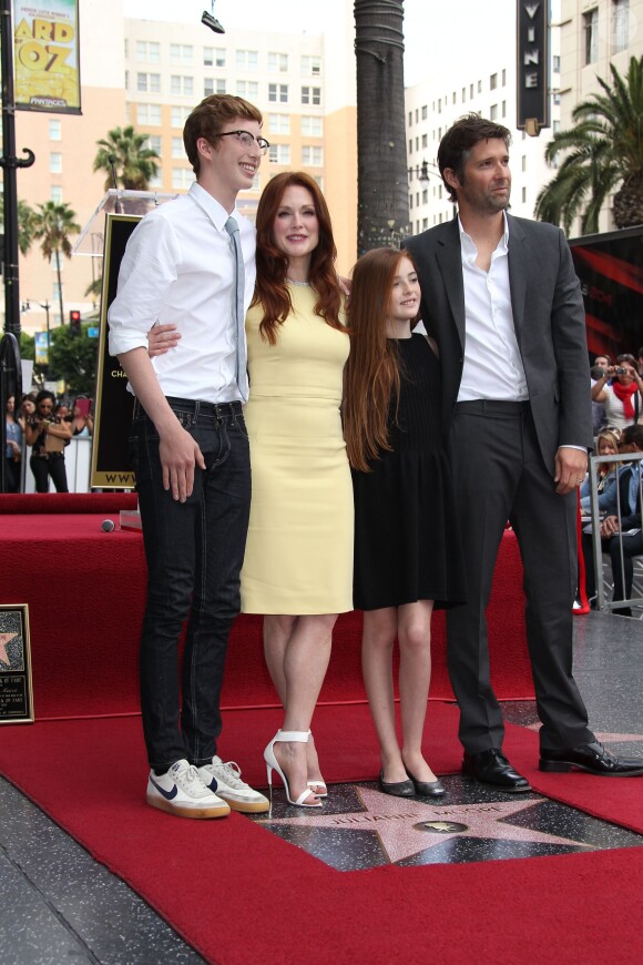 Cal et Liv avec leur père Bart Freundlich et leur mère Julianne Moore lorsque l'actrice reçoit son étoile sur le "Walk Of Fame" à Hollywood, le 3 octobre 2013