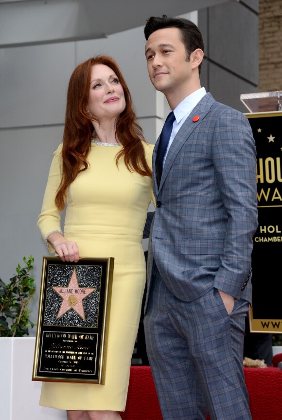 Joseph Gordon Levitt et Julianne Moore lorsque l'actrice reçoit son étoile sur le "Walk Of Fame" à Hollywood, le 3 octobre 2013