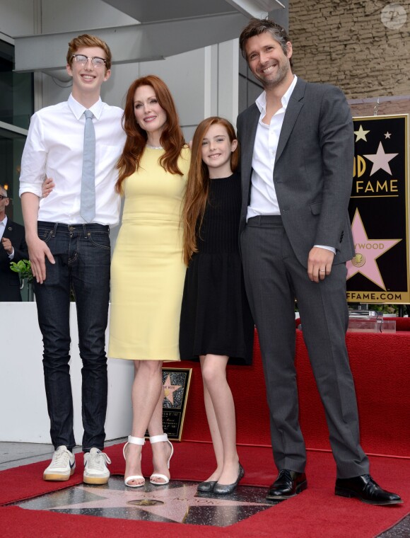 Julianne Moore, avec ses enfants Cal et Liv et son mari Bart Freundlich, lorsque l'actrice reçoit son étoile sur le "Walk Of Fame" à Hollywood, le 3 octobre 2013