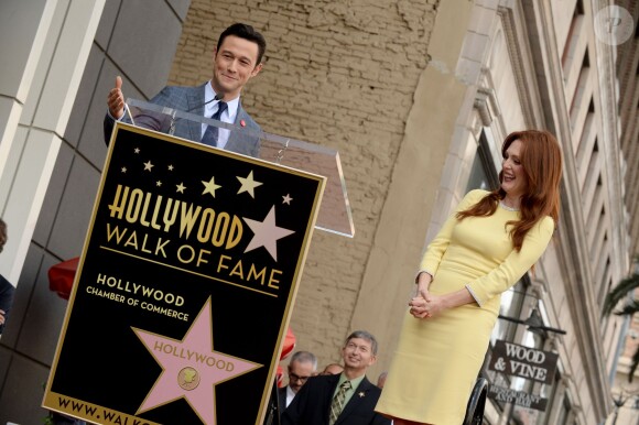 Joseph Gordon-Levitt lorsque Julianne Moore reçoit son étoile sur le "Walk Of Fame" à Hollywood, le 3 octobre 2013