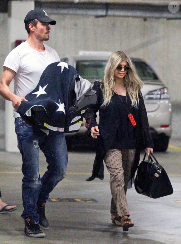 La chanteuse Fergie et son mari Josh Duhamel emmènent leur fils Axl à l'hôpital à Santa Monica, le 3 octobre 2013.