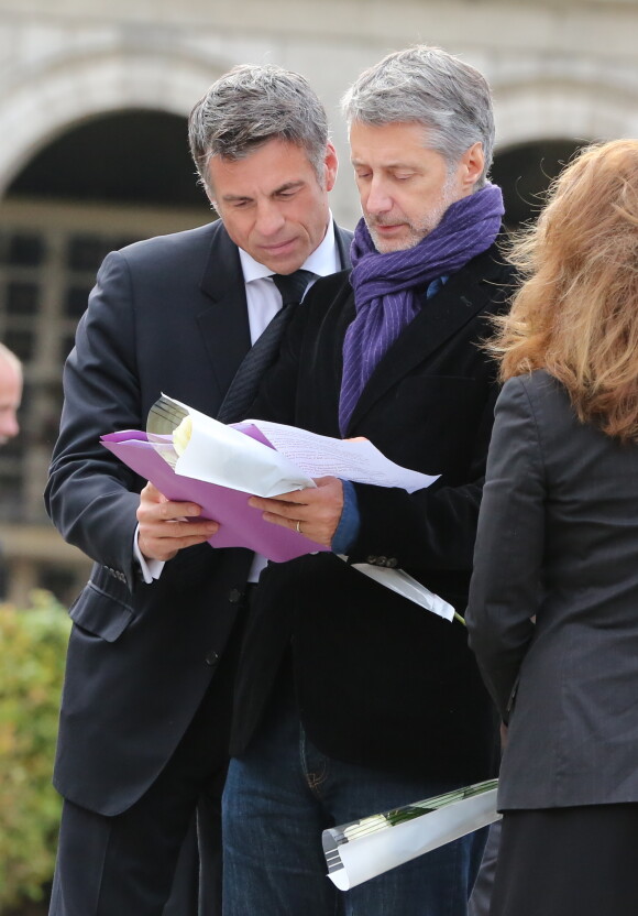 Bruno Gaccio et Antoine de Caunes lors des obsèques de Gilles Verlant au cimetière du Père-Lachaise, le 4 octobre 2013 à Paris