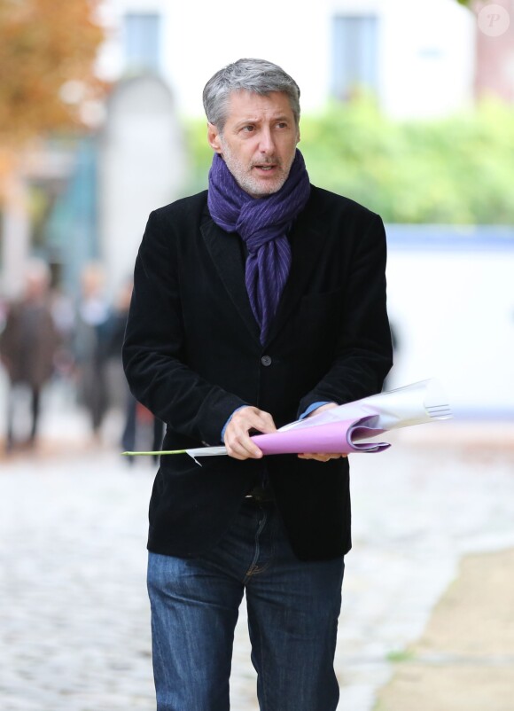 Antoine de Caunes lors des obsèques de Gilles Verlant au cimetière du Père-Lachaise, le 4 octobre 2013 à Paris