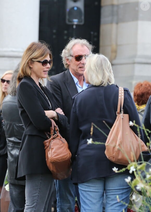 Alexandra Kazan et son compagnon Francois Bernheim lors des obsèques de Gilles Verlant au cimetière du Père-Lachaise, le 4 octobre 2013 à Paris