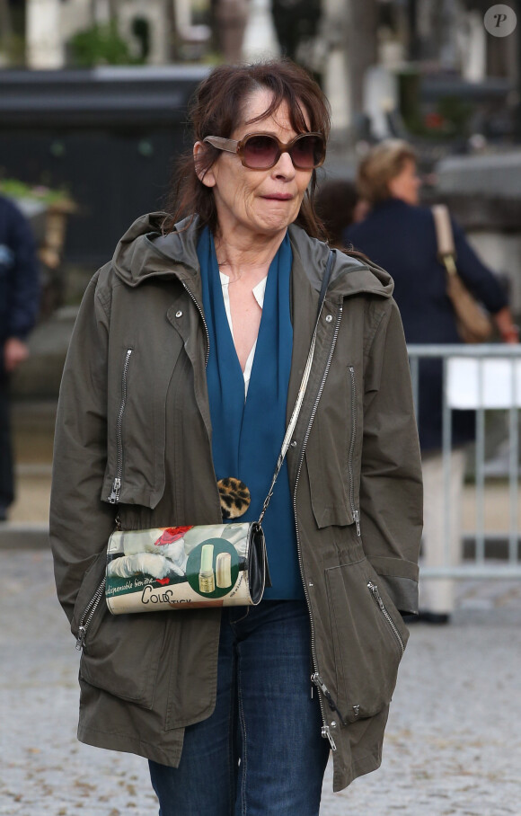 Chantal Lauby lors des obsèques de Gilles Verlant au cimetière du Père-Lachaise, le 4 octobre 2013 à Paris