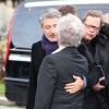 Antoine de Caunes et Philippe Gildas lors des obsèques de Gilles Verlant au cimetière du Père-Lachaise, le 4 octobre 2013 à Paris