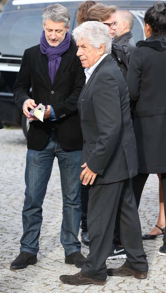 Antoine de Caunes et Philippe Gildas lors des obsèques de Gilles Verlant au cimetière du Père-Lachaise, le 4 octobre 2013 à Paris