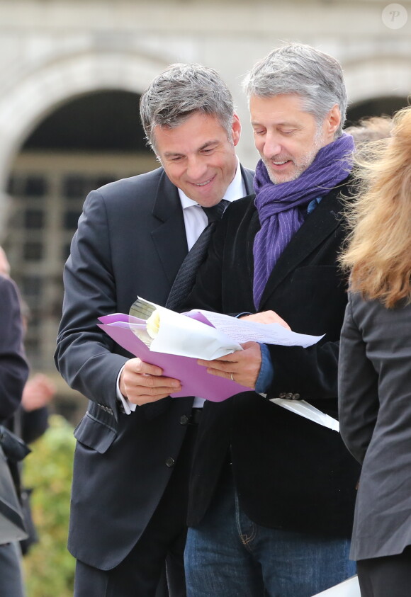 Bruno Gaccio et Antoine de Caunes lors des obsèques de Gilles Verlant au cimetière du Père-Lachaise, le 4 octobre 2013 à Paris