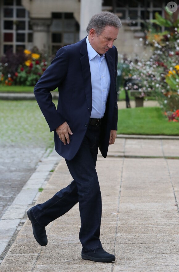 Michel Drucker lors des obsèques de Gilles Verlant au cimetière du Père-Lachaise, le 4 octobre 2013 à Paris