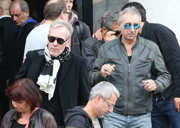 Plastic Bertrand et Gerard Pullicino à la sortie lors des obsèques de Gilles Verlant au cimetière du Père-Lachaise, le 4 octobre 2013 à Paris