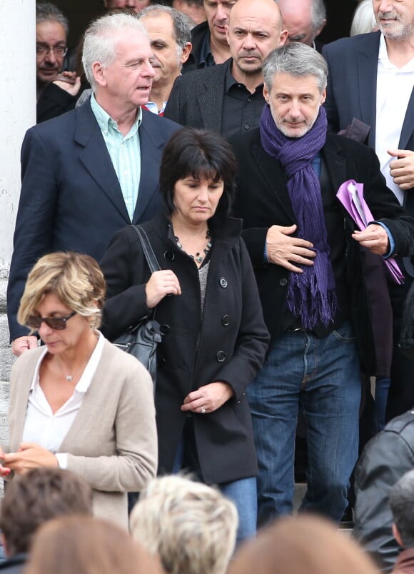 Jacky, Antoine de Caunes à la sortie lors des obsèques de Gilles Verlant au cimetière du Père-Lachaise, le 4 octobre 2013 à Paris