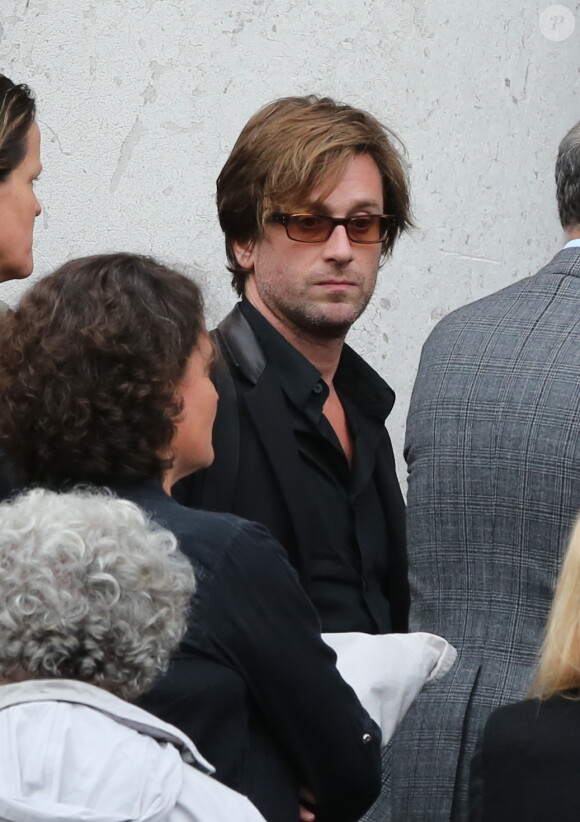 Thomas Dutronc à la sortie lors des obsèques de Gilles Verlant au cimetière du Père-Lachaise, le 4 octobre 2013 à Paris