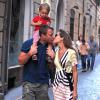 Guy Ritchie avec sa fiancé Jaqui Ainsley et leur fils Raphael à Rome, le 3 octobre 2013.