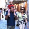 Guy Ritchie en compagnie de sa fiancée Jaqui Ainsley et de leur fils Raphael à Rome, le 3 octobre 2013.