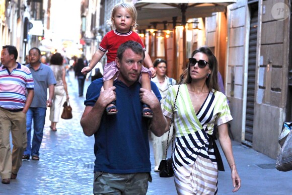 Guy Ritchie en compagnie de sa fiancée Jaqui Ainsley et de leur fils Raphael à Rome, le 3 octobre 2013.