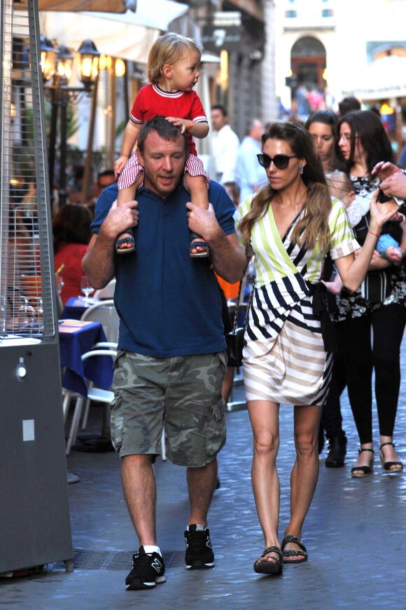 Guy Ritchie en compagnie de sa fiancée Jaqui Ainsley et de leur fils Raphael à Rome, le 3 octobre 2013.
