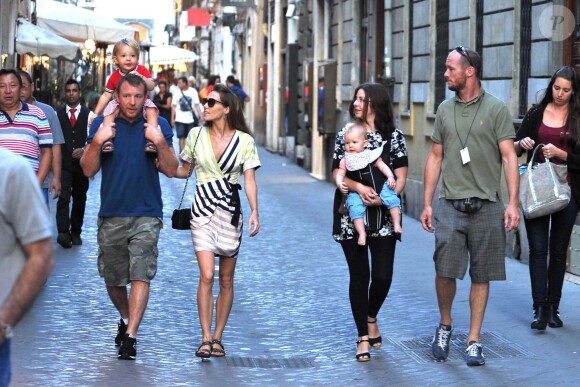 Guy Ritchie en famille dans les rues de Rome, le 3 octobre 2013.