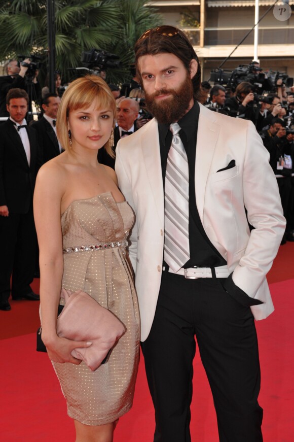 Rachael Leigh Cook (Perception) et son mari Daniel Gillies (Vampire Diaries, The Originals) au Festival de Cannes en mai 2008. Le couple a accueilli le 28 septembre 2013 son premier enfant.