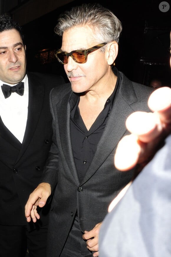 George Clooney à la sortie du Loulou's, à Londres, le 26 mai 2013. La bombe Monika Jakisic s'y trouvait aussi...