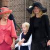 La princesse Beatrix et la princesse Mabel avec la comtesse Luana (Zaria était demoiselle d'honneur) arrivent au mariage du prince Jaime de Bourbon-Parme et Viktoria Cservenyak, le 5 octobre 2013 en l'église Notre-Dame de l'Assomption à Apeldoorn (centre des Pays-Bas).