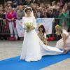 L'arrivée de la mariée, dans une robe signée Claes Iversen. Mariage du prince Jaime de Bourbon-Parme et Viktoria Cservenyak, le 5 octobre 2013 en l'église Notre-Dame de l'Assomption à Apeldoorn (centre des Pays-Bas).