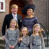 Le roi Willem-Alexander des Pays-Bas, la reine Maxima, et leurs filles Catharina-Amalia, Alexia et Ariane au mariage du prince Jaime de Bourbon-Parme et Viktoria Cservenyak, le 5 octobre 2013 en l'église Notre-Dame de l'Assomption à Apeldoorn (centre des Pays-Bas).