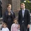 Le prince Floris et la princesse Aimee avec leurs filles Eliane et Magali au mariage du prince Jaime de Bourbon-Parme et Viktoria Cservenyak, le 5 octobre 2013 en l'église Notre-Dame de l'Assomption à Apeldoorn (centre des Pays-Bas).