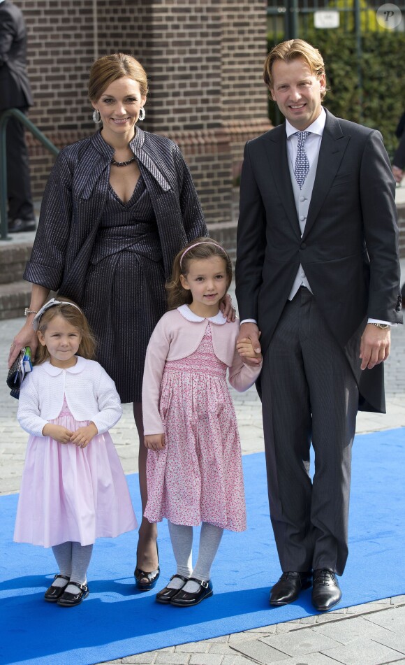 Le prince Floris et la princesse Aimee avec leurs filles Eliane et Magali au mariage du prince Jaime de Bourbon-Parme et Viktoria Cservenyak, le 5 octobre 2013 en l'église Notre-Dame de l'Assomption à Apeldoorn (centre des Pays-Bas).
