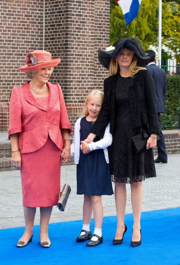 La princesse Beatrix et la princesse Mabel avec la comtesse Luana (Zaria était demoiselle d'honneur) arrivent au mariage du prince Jaime de Bourbon-Parme et Viktoria Cservenyak, le 5 octobre 2013 en l'église Notre-Dame de l'Assomption à Apeldoorn (centre des Pays-Bas).