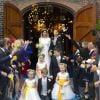 Sortie de l'église sous des pétales de rose jaunes ! Image du mariage du prince Jaime de Bourbon-Parme et Viktoria Cservenyak, le 5 octobre 2013 en l'église Notre-Dame de l'Assomption à Apeldoorn (centre des Pays-Bas).