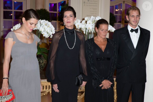 La princesse Caroline de Hanovre, qui préside l'AMADE (Association Mondiale des Amis de l'Enfance), pouvait compter sur la présence de sa fille Charlotte Casiraghi, de sa soeur la princesse Stéphanie et de son fils aîné Andrea Casiraghi pour le 50e anniversaire de l'organisme, célébré le 4 octobre 2013 à l'Hôtel Hermitage à Monte-Carlo.