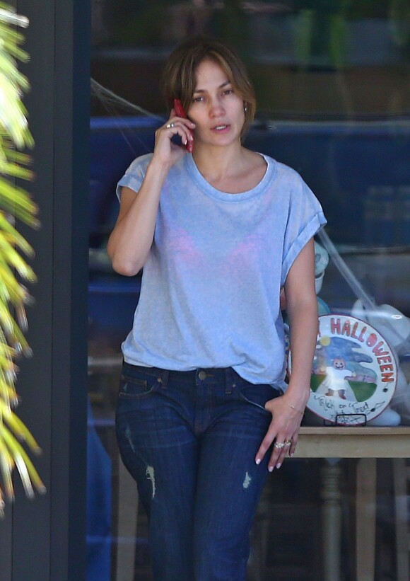 Jennifer Lopez, sans maquillage, emmène sa fille Emme faire une activité "Color Me Mine" avec des amis à Los Angeles, le 6 octobre 2013.