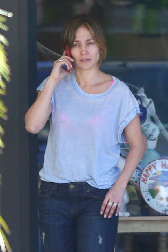 Jennifer Lopez, sans maquillage à Los Angeles, le 6 octobre 2013.