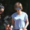 Jennifer Lopez, sans maquillage, emmène sa fille Emme faire une activité "Color Me Mine" avec des amis à Los Angeles, le 6 octobre 2013.