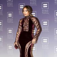 Jennifer Lopez : Affolante bombe gothique la nuit, maman au naturel le jour !