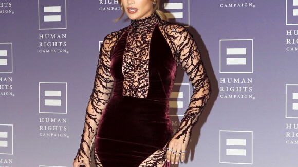 Jennifer Lopez : Affolante bombe gothique la nuit, maman au naturel le jour !