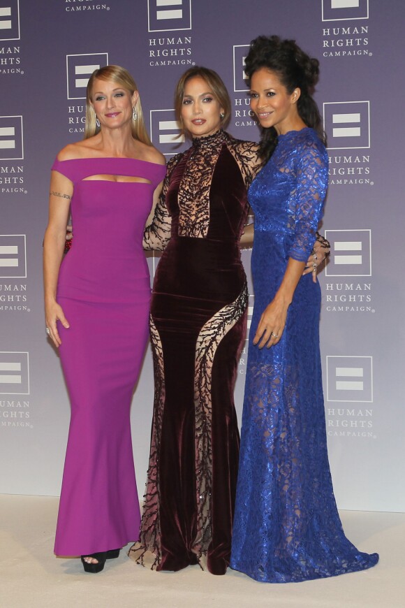Teri Polo, Sherri Saum et Jennifer Lopez au dîner de charité organisé par Human Rights au Washington Convention Center à Washington, le 5 octobre 2013.