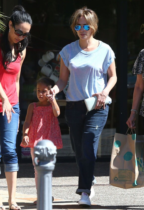 Jennifer Lopez avec sa fille Emme à Los Angeles, le 6 octobre 2013.
