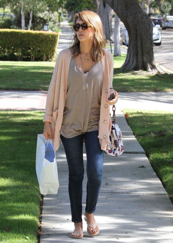 Jessica Alba se rend dans un salon de beauté à Beverly Hills le 05 octobre 2013