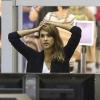 Jessica Alba arrive à l'aéroport de Los Angeles pour prendre un vol pour Minneapolis et passe par les contrôles de sécurité. Le 06 octobre 2013