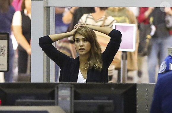 Jessica Alba arrive à l'aéroport de Los Angeles pour prendre un vol pour Minneapolis et passe par les contrôles de sécurité. Le 06 octobre 2013