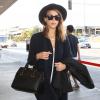 Jessica Alba arrive à l'aéroport de Los Angeles pour prendre un vol pour Minneapolis. Le 06 octobre 2013