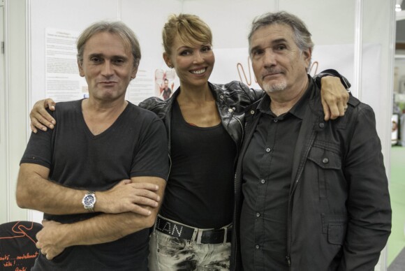 La chanteuse Indra entouée des frères Rossi, Marc (à gauche) et Philippe (à droite) lors du salon GayLife 2013 à Paris le 6 octobre 2013