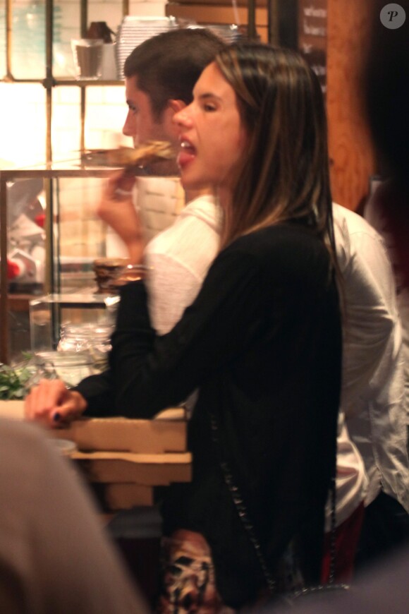 Alessandra Ambrosio, son compagnon Jamie Mazur et leur fille Anja mangent une pizza à Venice. Los Angeles le 7 octobre 2013