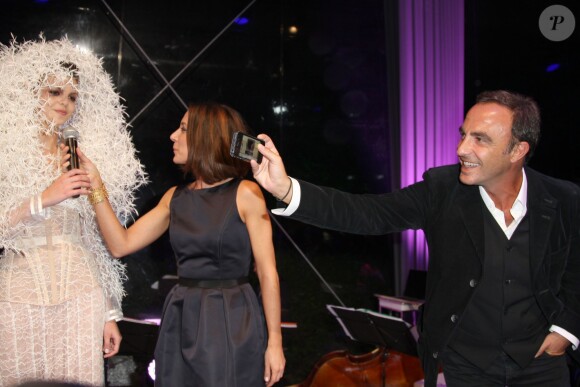 Virginie Guilhaume et Nikos Aliagas lors du lancement de la nouvelle Mercedes classe S au musée Rodin à Paris le mardi 8 octobre 2013.