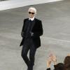 Karl Lagerfeld au défilé de mode "Chanel", collection prêt-à-porter printemps-été 2014, au Grand Palais à Paris. Le 1er octobre 2013.