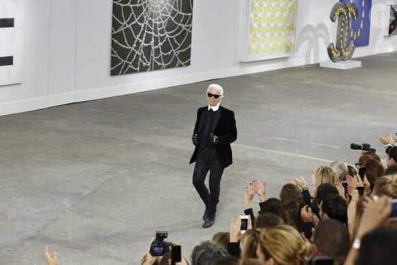 Karl Lagerfeld au défilé de mode "Chanel", collection prêt-à-porter printemps-été 2014, au Grand Palais à Paris. Le 1er octobre 2013.