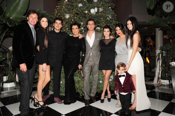 La tribu Kardashian-Jenner au grand complet : Bruce Jenner, Kendall Jenner, Rob Kardashian, Kris Jenner, Scott Disick, Kourtney Kardashian, Kim Kardashian, Kylie Jenner, Mason Disick à Los Angeles, le 24 décembre 2011.