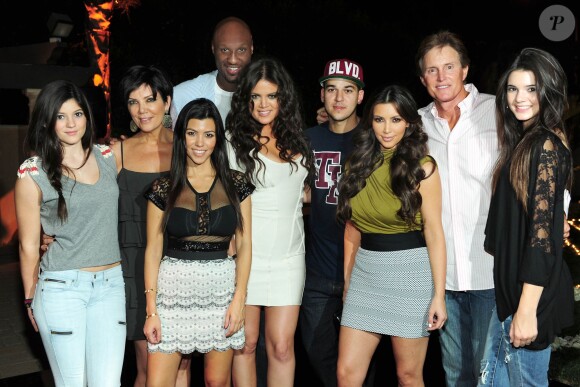 Kendall Jenner, Kris Jenner, Kourtney Kardashian, Lamar Odom, Khloé Kardashian, Rob Kardashian Jr, Kim Kardashian, Bruce Jenner et Kylie Jenner lors du premier anniversaire de mariage de Khloé Kardashian et Lamar Odom à Beverly Hills, le 27 septembre 2010.